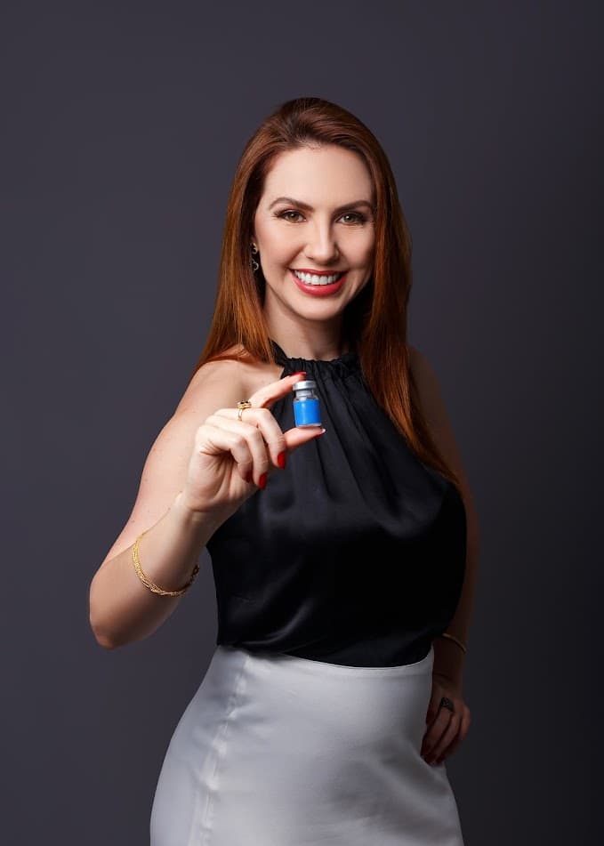 Profissional de saúde apresentando o curso